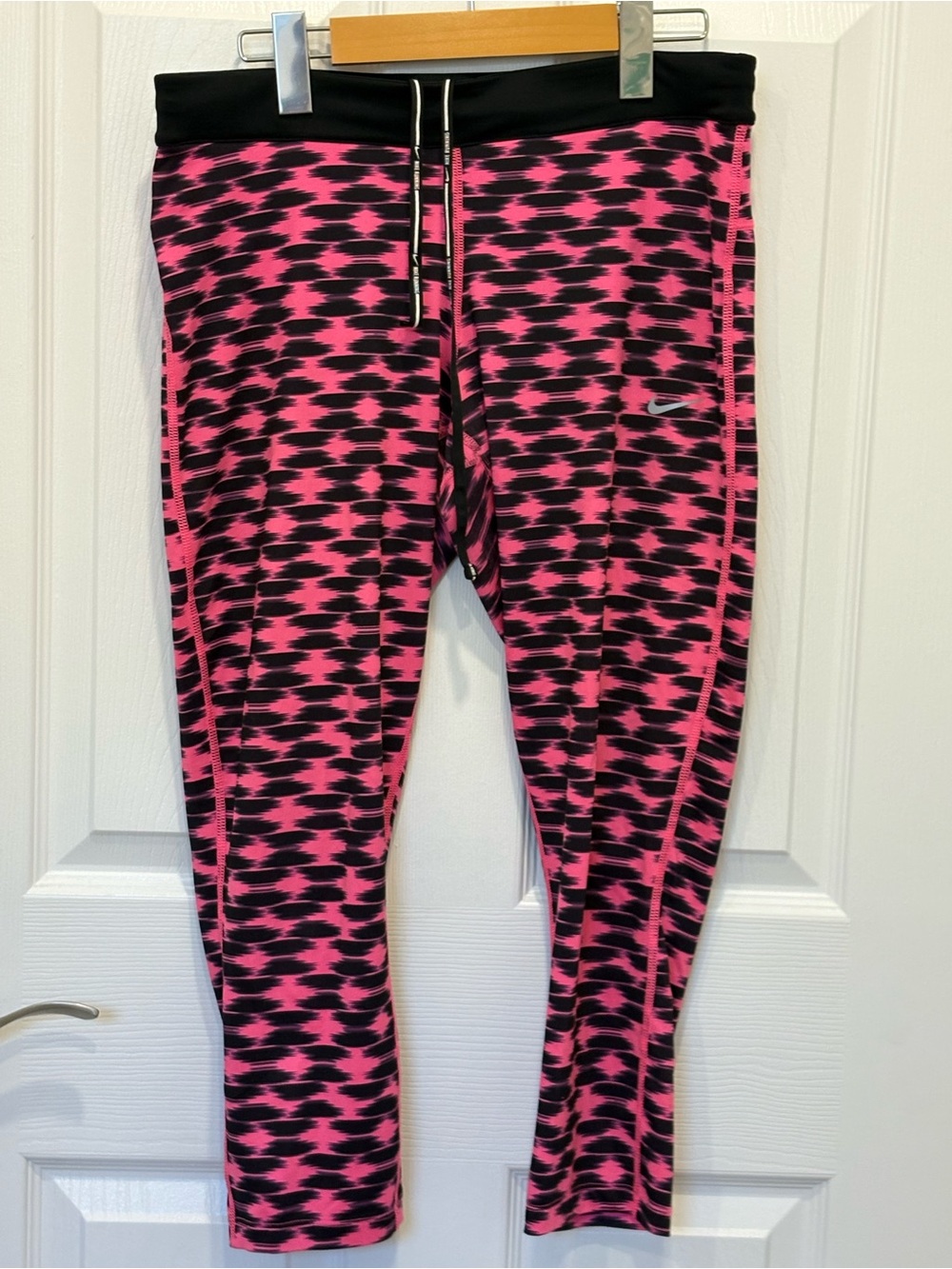 Nike woman’s Pink and Black Printed Performance Leggings #1060